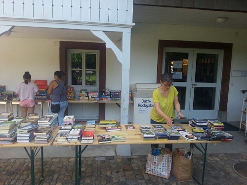 Bücher Flohmarkt Dorf